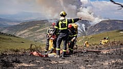  Französische Feuerwehrleute auf dem Weg zu einem Waldbrand in der Nähe von Corporales, Nordspanien