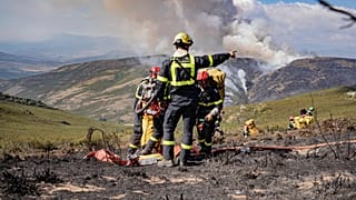 Los Bomberos franceses se dirigen a un incendio forestal cerca de Corporales, en el norte de España.