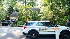 Rendőrautó áll a volt nemzetbiztonsági tanácsadó marylandi háza előtt