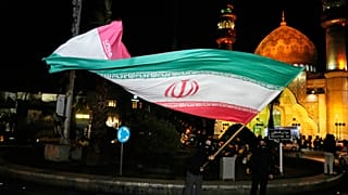 متظاهر يلوّح بالعلم الإيراني بطهران، الخميس 16 يناير 2025.