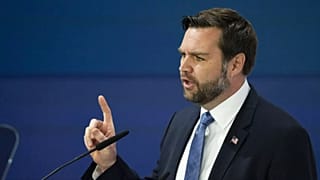 جی‌دی ونس معاون معاون امریکا در کنفرانس امنیتی مونیخ در فوریه ۲۰۲۵ با مخاطبان سخنرانی می‌کند.