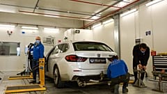 Ein Fahrzeug in Vorbereitung für Labor- und Straßentests