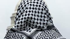  رجل يرتدي الكوفية خلال تجمع مؤيد لفلسطين، في 18 مايو 2024،
