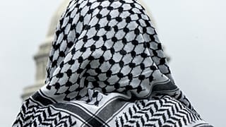  رجل يرتدي الكوفية خلال تجمع مؤيد لفلسطين، في 18 مايو 2024،