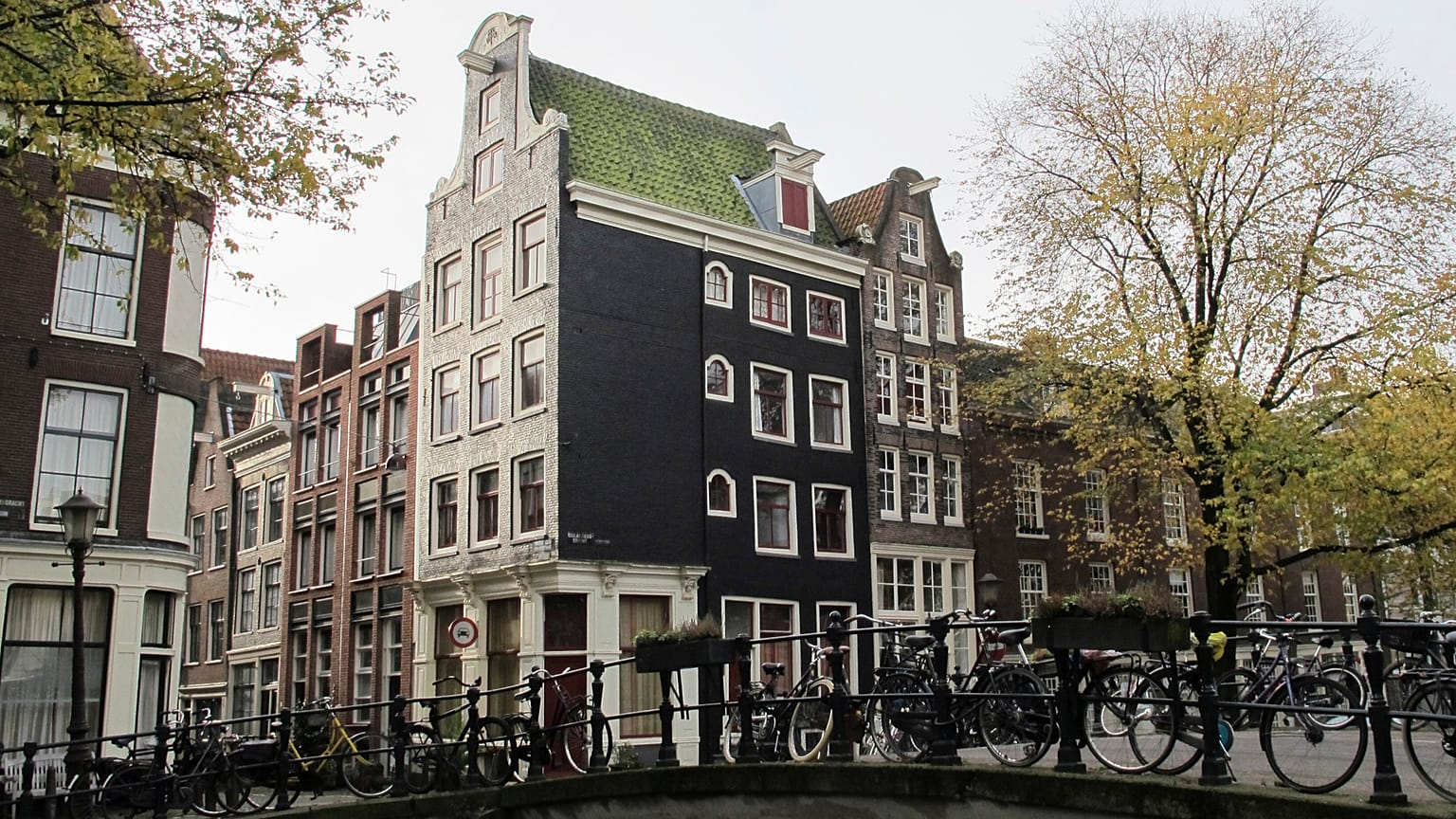 Amsterdam'ın merkezindeki Egelantiersgracht kanalı üzerindeki bir köprüye park edilmiş bisikletler, 8 Kasım 2013, Cuma.