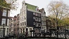 Amsterdam'ın merkezindeki Egelantiersgracht kanalı üzerindeki bir köprüye park edilmiş bisikletler, 8 Kasım 2013, Cuma.