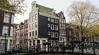 Des vélos sont garés sur un pont au-dessus du canal Egelantiersgracht dans le centre d'Amsterdam, le 8 novembre 2013.