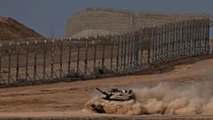 دبابة إسرائيلية تتحرك عبر منطقة بالقرب من الحدود بين إسرائيل وغزة، كما شوهدت من جنوب إسرائيل، الأربعاء 20 أغسطس/آب 2025.