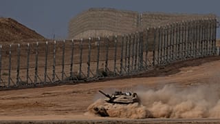 دبابة إسرائيلية تتحرك عبر منطقة بالقرب من الحدود بين إسرائيل وغزة، كما شوهدت من جنوب إسرائيل، الأربعاء 20 أغسطس/آب 2025.