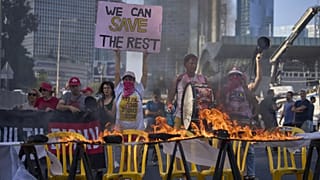 محتجون يغلقون طريقًا في تل أبيب، الجمعة 22 أغسطس 2025.