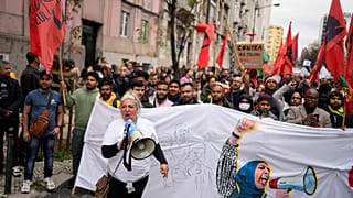 O tema mais visado pela desinformação no mês de julho foi a imigração, que aumentou 5% em comparação com junho