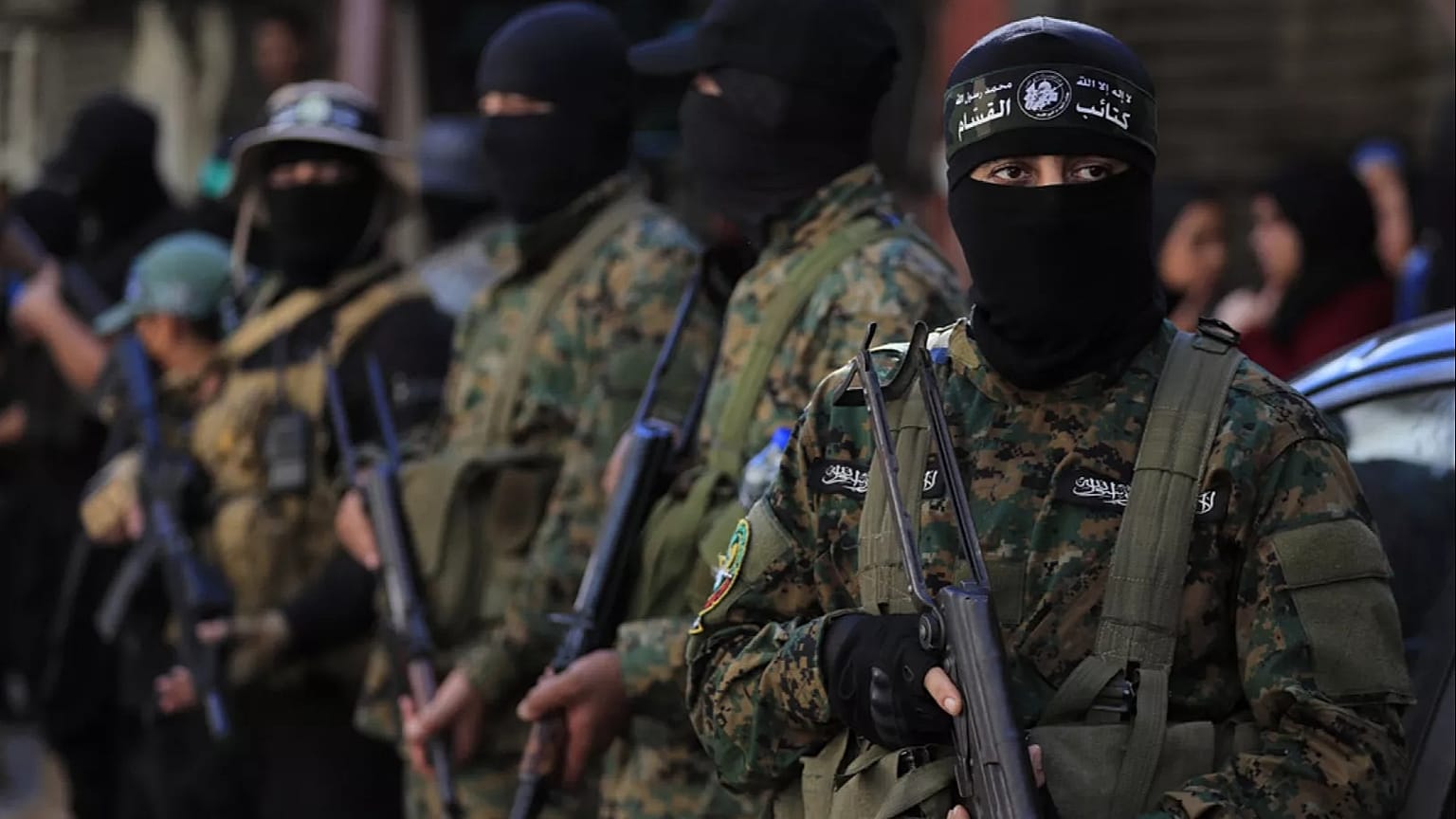 مقاتلون من حماس خلال تشييع قيادي بمدينة صيدا جنوب لبنان، في 10 أغسطس 2024.