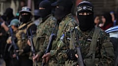 مقاتلون من حماس خلال تشييع قيادي بمدينة صيدا جنوب لبنان، في 10 أغسطس 2024.