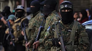 مقاتلون من حماس خلال تشييع قيادي بمدينة صيدا جنوب لبنان، في 10 أغسطس 2024.