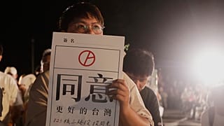 Participant à une manifestation en faveur de la réouverture de la centrale nucléaire.