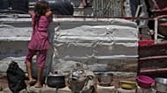 یک دختر فلسطینی قبل از توزیع غذا در شهر غزه در یک غذاخوری اجتماعی منتظر می ماند (22 اوت 2025)