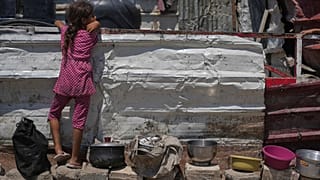 A Palestinian girl waits in a community canteen before food distribution in Gaza City (22 August 2025)