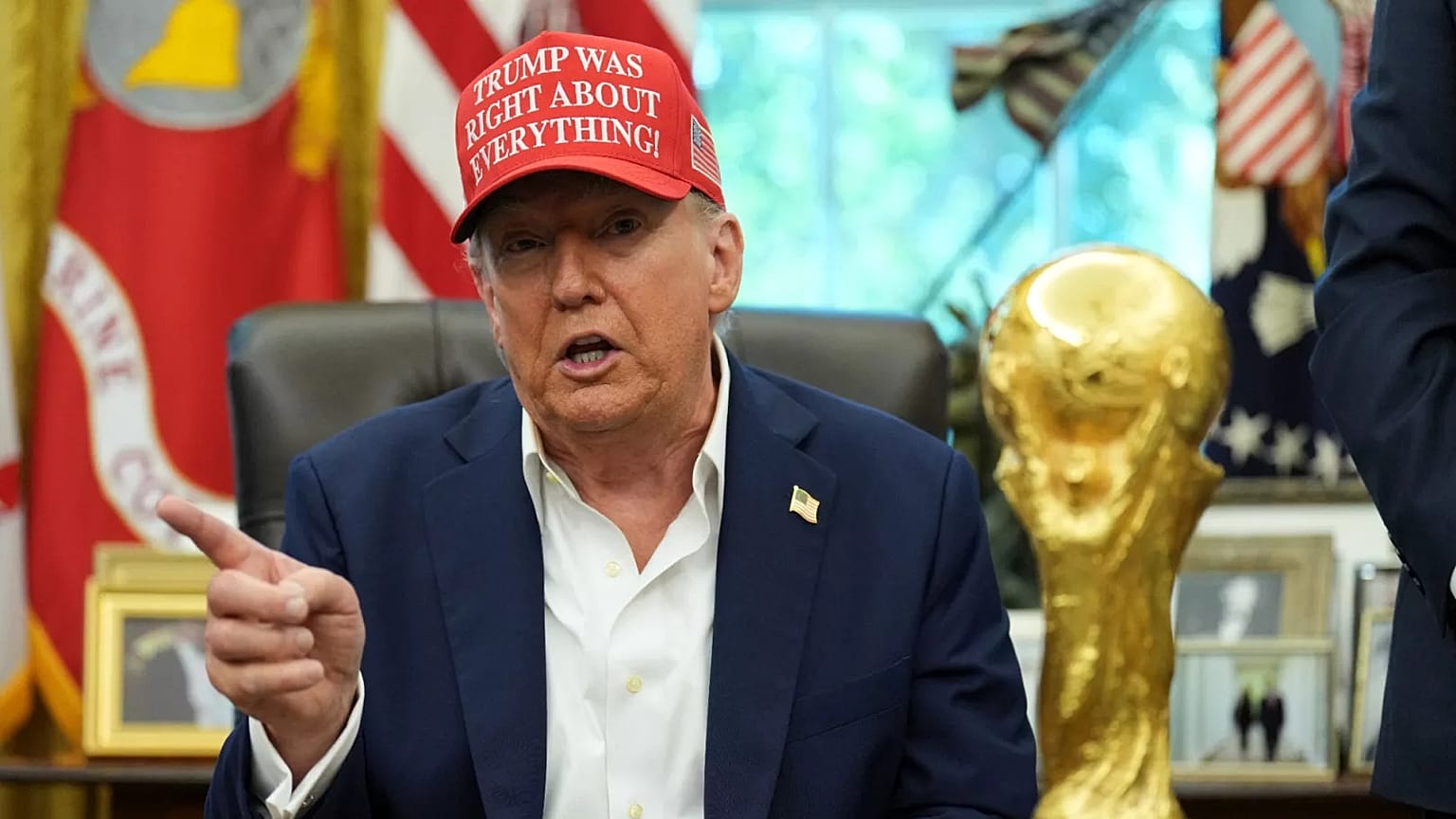 Президент США Дональд Трамп в Белом доме с кубком чемпионата мира по футболу 22 августа 2025 года. 