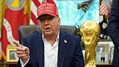 Donald Trump amerikai elnök a Fehér Házban a FIFA futball világbajnokság trófeájával 2025. augusztus 22-én. 