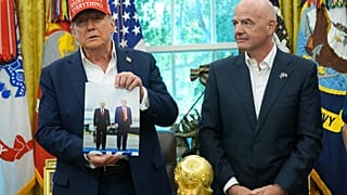 Le président Donald Trump tient une photo de lui-même avec le président russe Vladimir Poutine sous le regard du président de la FIFA Gianni Infantino, le 22 août 2025.