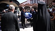 Σκεπασμένο με την ελληνική σημαία το φέρετρο με τη σορό του Απόστολου Βεσυρόπουλου μεταφέρεται κατά τη διάρκεια της κηδείας του