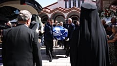 Σκεπασμένο με την ελληνική σημαία το φέρετρο με τη σορό του Απόστολου Βεσυρόπουλου μεταφέρεται κατά τη διάρκεια της κηδείας του