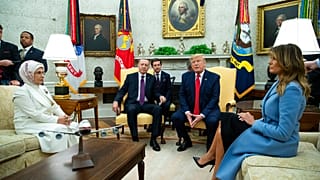 الرئيس دونالد ترامب والسيدة الأولى ميلانيا ترامب يلتقيان الرئيس التركي رجب طيب أردوغان وزوجته أمينة أردوغان بالبيت الأبيض، الأربعاء 13 نوفمبر/تشرين الثاني 2019.