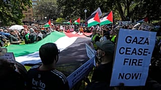 تم وضع علم فلسطيني كبير بينما يتجمع الناس في وسط سيدني لحضور تجمع حاشد يوم الأحد, أكتوبر. 15 يناير 2023