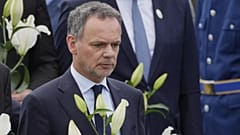  Ο υπουργός Εξωτερικών της Ολλανδίας Caspar Veldkamp καταθέτει λουλούδια κατά τη διάρκεια τελετής κατάθεσης στεφάνων για την 30ή επέτειο της σφαγής της Σρεμπρένιτσα στο Ποτοκάρι της Βοσνίας, 11 Ιουλίου 2025.