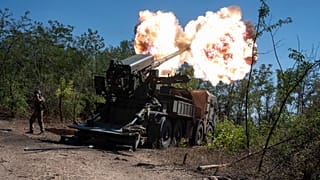 Ukrainische Soldaten der 44. Artilleriebrigade feuern mit einer Panzerhaubitze 2s22 Bohdana auf russische Stellungen an der Frontlinie in der Region Saporischschja, Ukraine, 
