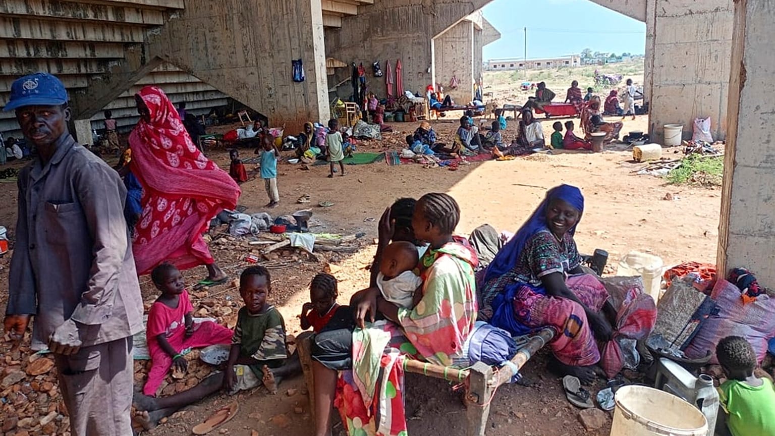 عائلات سودانية نزحت بسبب هجمات قوات الدعم السريع في كردفان إلى ملعب كرة قدم في كادقلي، بمحافظة جنوب كردفان، السودان، في 27 مايو 2025