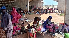 عائلات سودانية نزحت بسبب هجمات قوات الدعم السريع في كردفان إلى ملعب كرة قدم في كادقلي، بمحافظة جنوب كردفان، السودان، في 27 مايو 2025