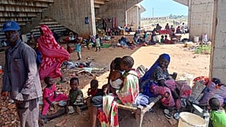 عائلات سودانية نزحت بسبب هجمات قوات الدعم السريع في كردفان إلى ملعب كرة قدم في كادقلي، بمحافظة جنوب كردفان، السودان، في 27 مايو 2025