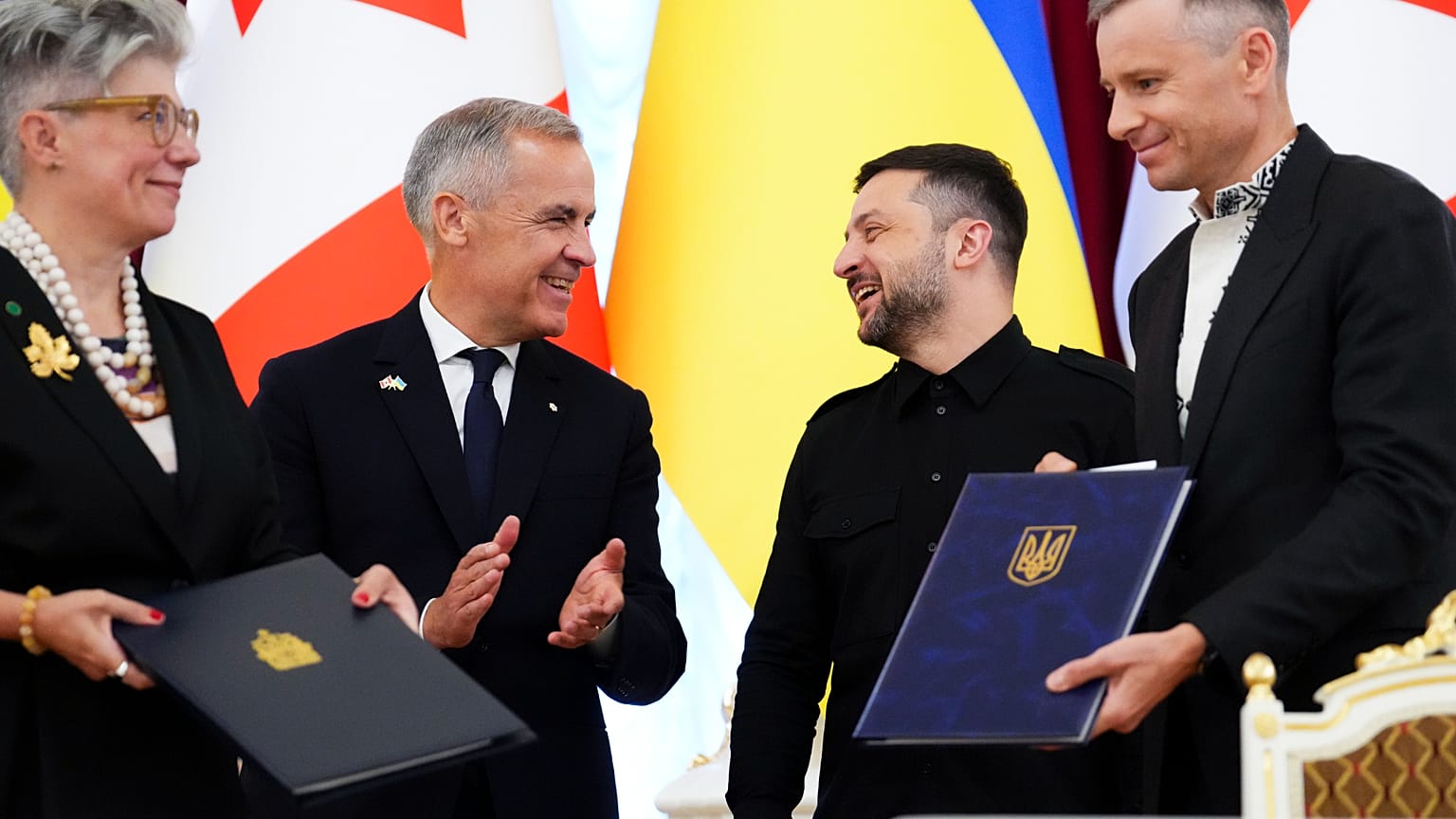 Премьер-министр Канады Марк Карни и президент Украины Владимир Зеленский участвуют в церемонии в Мариинском дворце в Киеве в рамках Дня Независимости, 24 августа 2025 г.