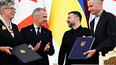 Премьер-министр Канады Марк Карни и президент Украины Владимир Зеленский участвуют в церемонии в Мариинском дворце в Киеве в рамках Дня Независимости, 24 августа 2025 г.