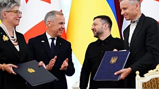Премьер-министр Канады Марк Карни и президент Украины Владимир Зеленский участвуют в церемонии в Мариинском дворце в Киеве в рамках Дня Независимости, 24 августа 2025 г.