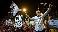 Une manifestation contre le gouvernement du Premier ministre Benjamin Netanyahu, à Tel-Aviv, en Israël, le samedi 23 août 2025