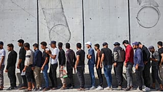 مردان جوان کرد برای ثبت نام جهت پیوستن به نیروهای امنیت عمومی دولت سوریه در یک ایستگاه پلیس در عفرین، سوریه، ۲۱ اوت ۲۰۲۵