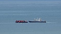 DATEI - Ein Boot mit mutmaßlichen Migranten wird von einem Schiff der französischen Gendarmerie Nationale im Ärmelkanal vor Wimereux, Frankreich, eskortiert, Mittwoch, 4. September 2024