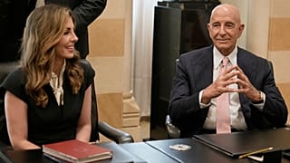 المبعوث الأميركي الخاص إلى سوريا توم باراك، ونائبة المبعوث الرئاسي الخاص إلى الشرق الأوسط مورغان أورتاغوس في القصر الحكومي في بيروت، لبنان، يوم الاثنين 18 أغسطس/آب 2025.