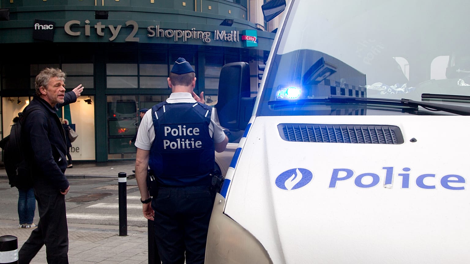 Zdj. archiwalne: Belgijska policja patroluje miejsce alarmu bombowego, 2016 r.