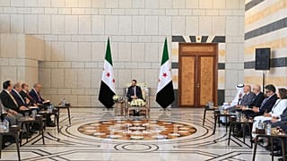 في هذه الصورة التي نشرتها صفحة الرئاسة السورية، يستقبل الرئيس السوري المؤقت أحمد الشرع وفداً إعلامياً عربياً، دمشق، سوريا، الأحد 24 آب/أغسطس.