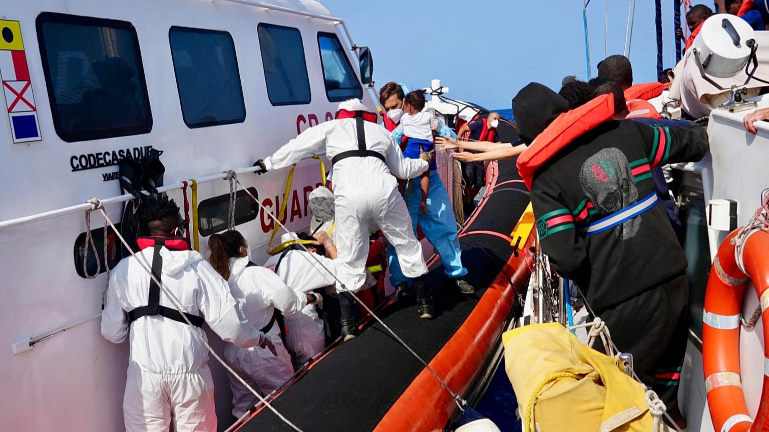 RESQSHIP tarafından sağlanan bu fotoğrafta, İtalyan Sahil Güvenlik personeli 23 Ağustos 2025, Cumartesi günü Lampedusa açıklarında NADIR gemisindeki göçmenleri tahliye ediyor.
