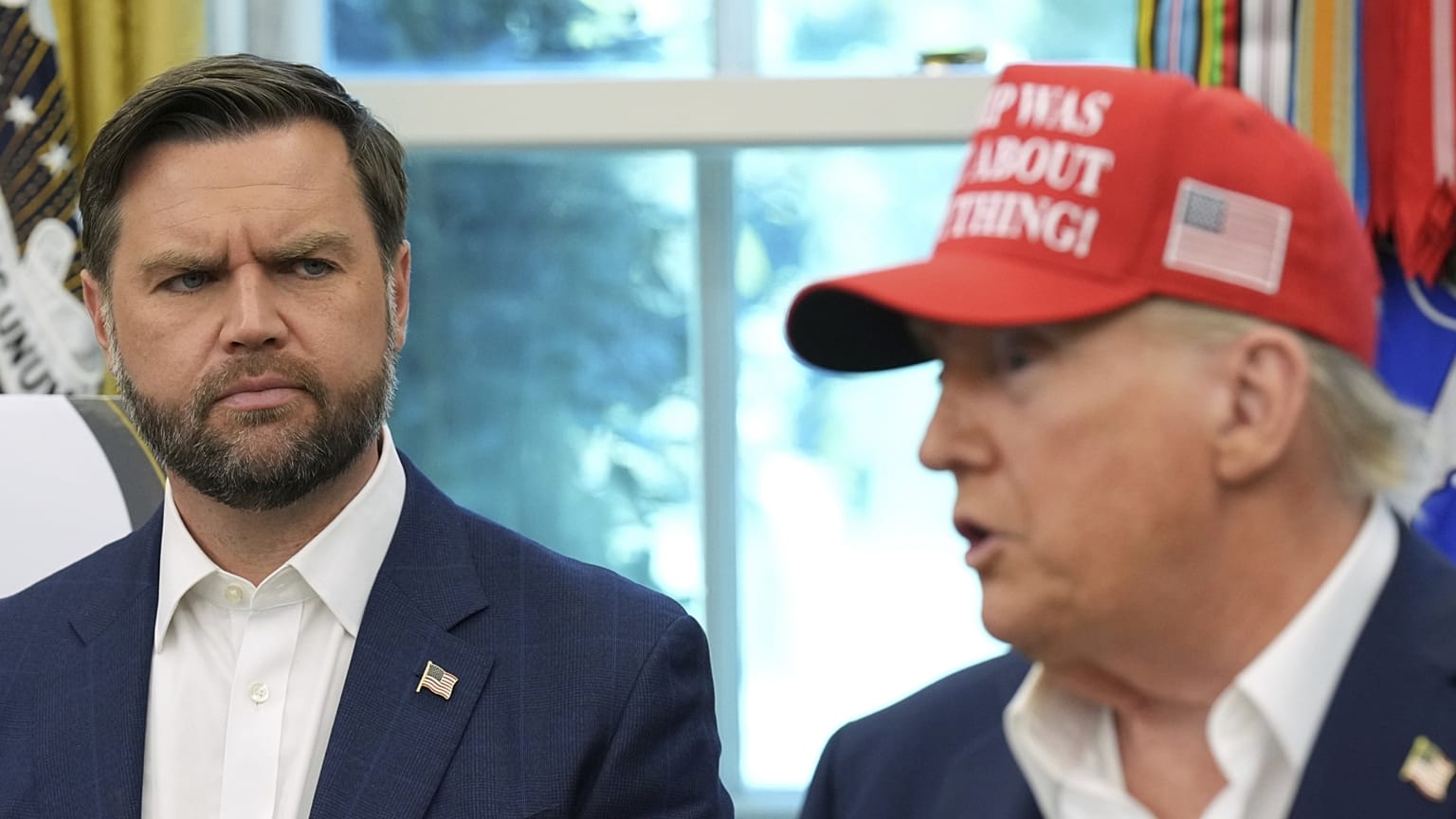 JD Vance alelnök a főnökével a washingtoni Ovális Irodában