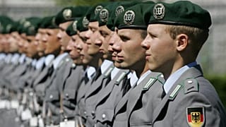 Des soldats de la Bundeswehr en formation d'honneur se tiennent au ministère fédéral de la Défense à Berlin, en Allemagne, le mercredi 13 mai 2009
