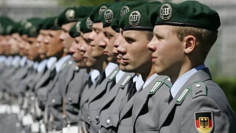 Archív fotó: a Bundeswehr tiszteletbeli alakulatának katonái a berlini védelmi minisztérium előtt