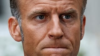 El presidente francés, Emmanuel Macron, habla con los medios de comunicación en la Embajada de Francia en Washington, D.C., EE. UU., el lunes 18 de agosto de 2025.