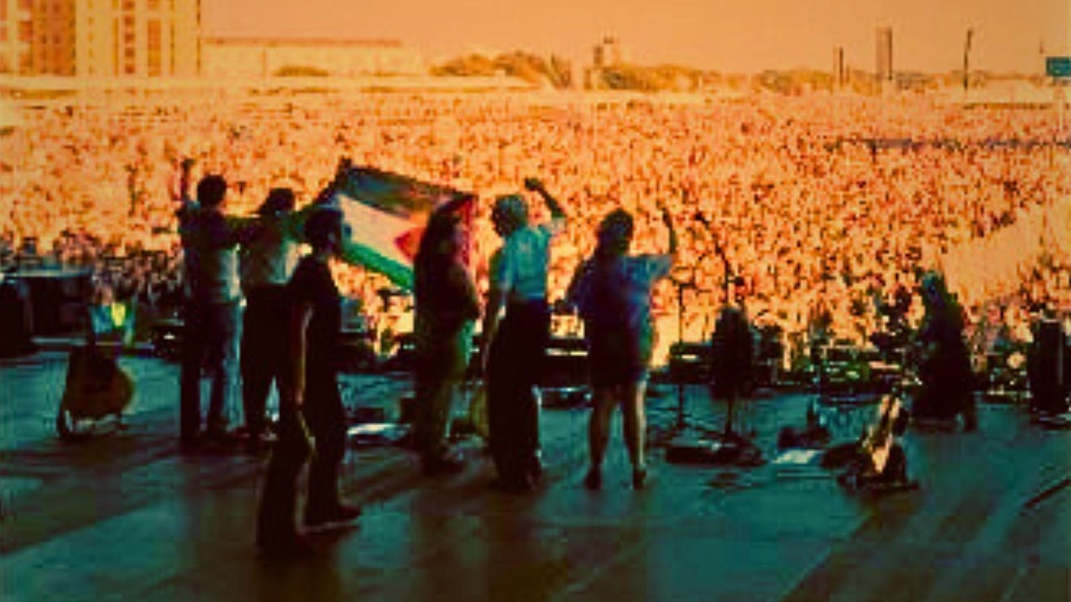 Boicot masivo a un festival de música en el Reino Unido tras la interrupción de la actuación del grupo irlandés The Mary Wallopers por la bandera de Palestina