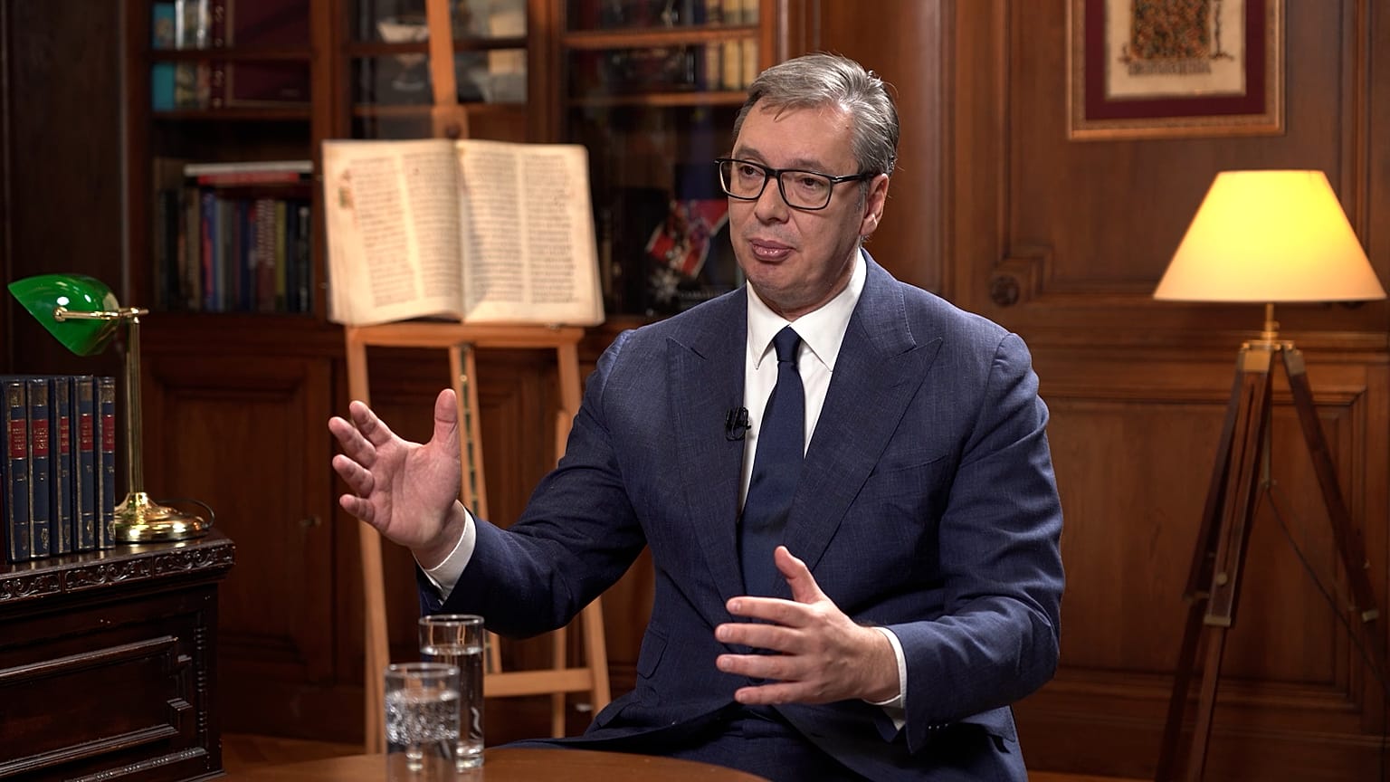 Aleksandar Vučić szerb elnök beszél az Euronews riporterének, Jane Witherspoon-nak Belgrádban, 2025. augusztus 25-én.