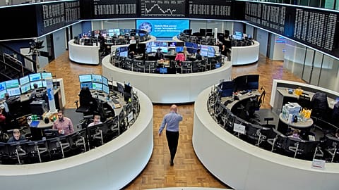 Un hombre camina por el mercado de valores en Frankfurt, Alemania, el jueves 13 de marzo de 2025. 